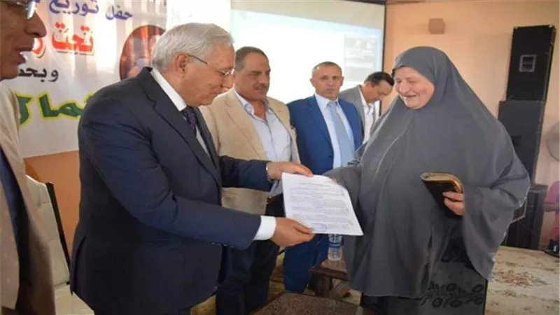 بالصور.. محافظ الدقهلية يوزع عقود تقنين أراضي أملاك الدولة بشربين