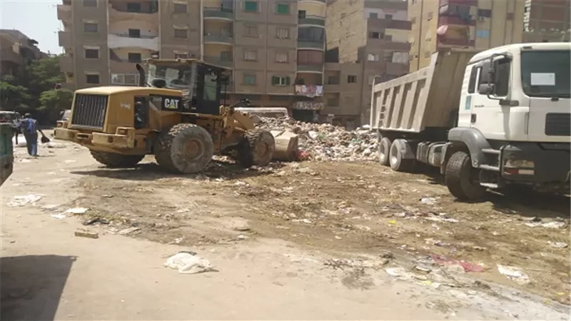 حملة لرفع مخلفات القمامة من شارع الميثاق بالبساتين