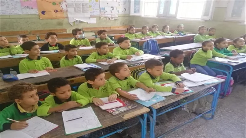 الديب.. يتفقد سير العملية التعليمية بعدة مدارس بالإسكندرية