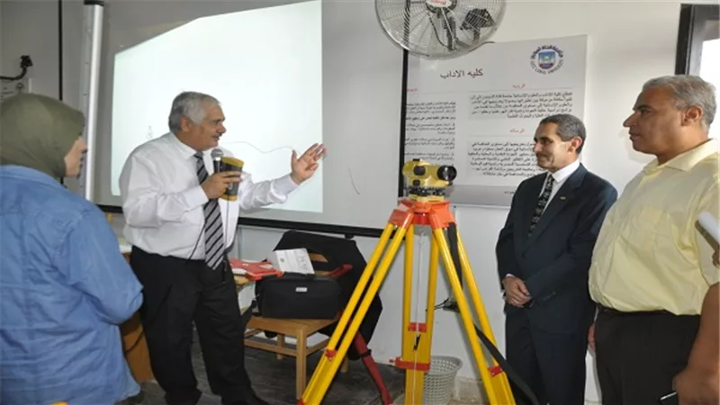 رئيس جامعة قناة السويس يتابع سير العملية التعليمية ببرنامج نظم المعلومات الجغرافية 