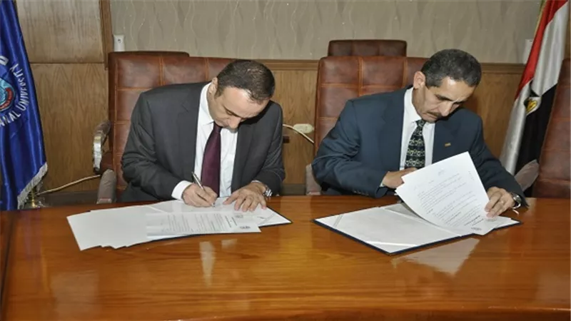 رئيس جامعة قناة السويس.. يوقع بروتوكول تعاون مع الجامعة المصرية للتعلم الإلكتروني