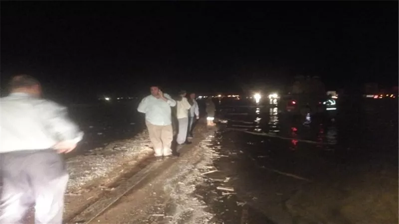 محافظ السويس يتابع عمليات شفط مياه الأمطار من الطرق الرئيسية بعد منتصف الليل