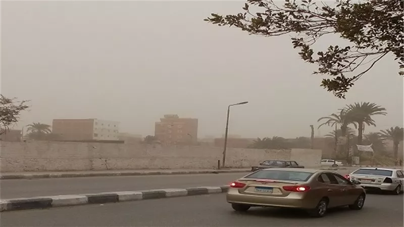  تجدد سقوط الأمطار فى شوارع وميادين السويس