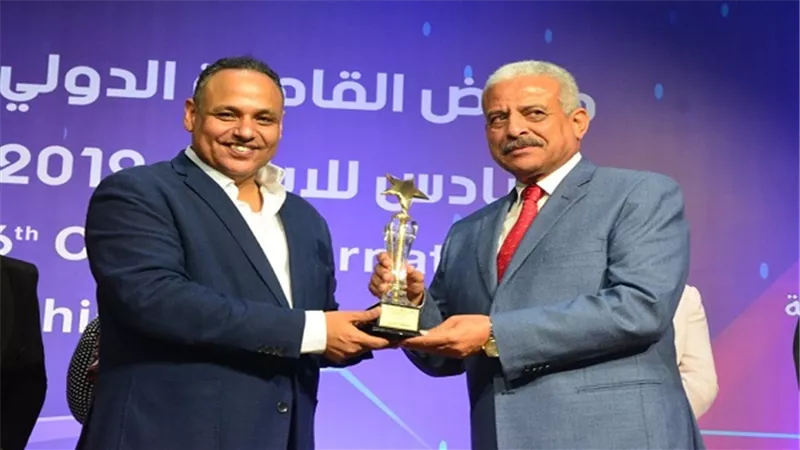صقر البحث العلمى  يكرم صقر السويس فى معرض القاهرة الدولى السادس  