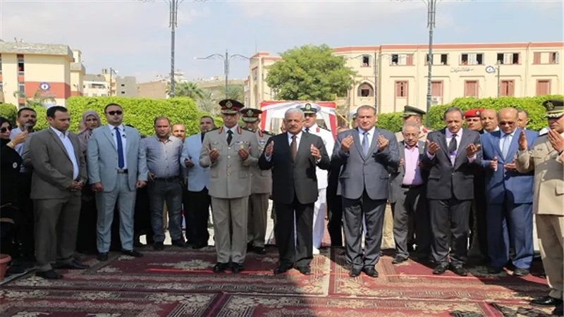 بالصور.. قيادات السويس تضع أكاليل الزهور علي النصب التذكاري بمناسبة إحتفال المحافظة بعيدها القومي