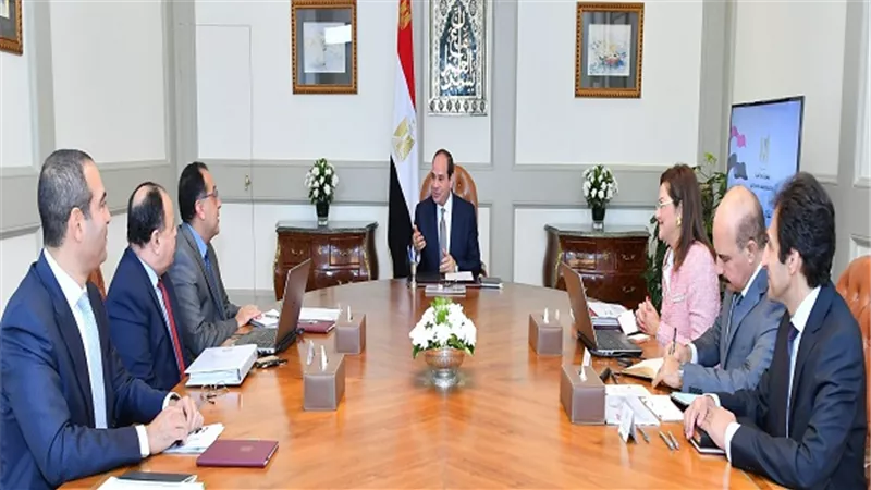 السيسي: أولوية الاستثمارات التي توفر فرص عمل جديدة للشباب