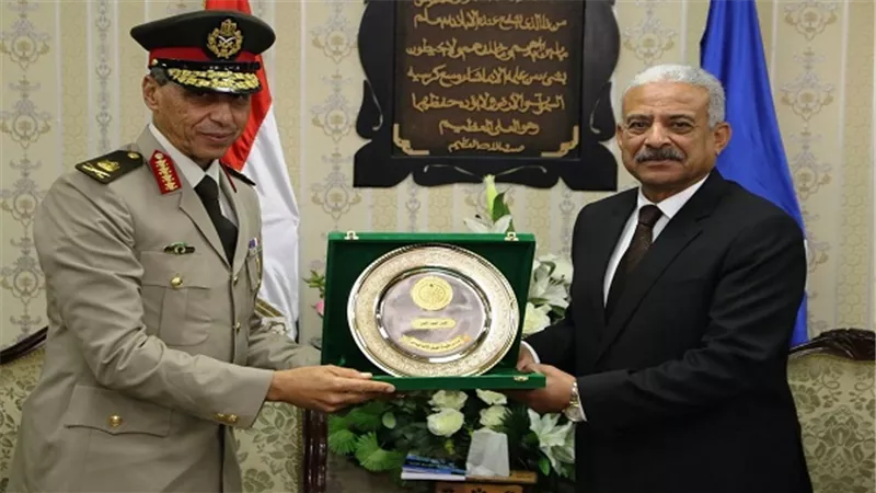 قائد الجيش ومديرالأمن يقدمان التهنئة للمحافظ  بمناسبة عيد السويس القومى