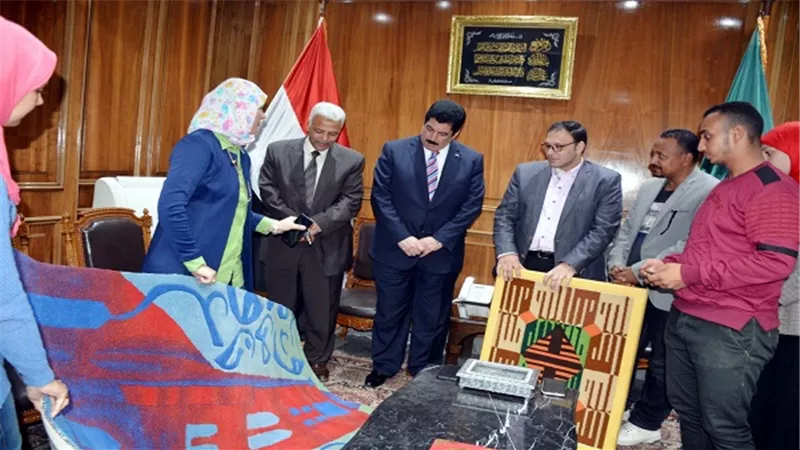 عميد كلية التربية النوعية ببنها يهدي المحافظ أعمالا فنية طلابية لنصر أكتوبر العظيم لتجميل  مباني المحافظة 