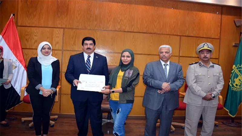 محافظ القليوبية يكرم مجموعة من الشباب المتطوعين لتجميل مدينة بنها