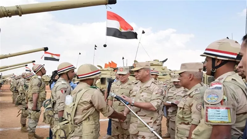وزير الدفاع يشهد إجراءات التفتيش ورفع الكفاءة القتالية لإحدى تشكيلات المشاه الميكانيكى بالمنطقة المركزية العسكرية 