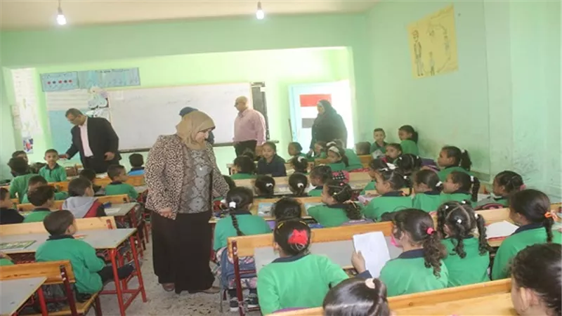 مدير تعليم السويس تكافىء معلمتان مالياً خلال تفقدها لعدد من مدارس المحافظة