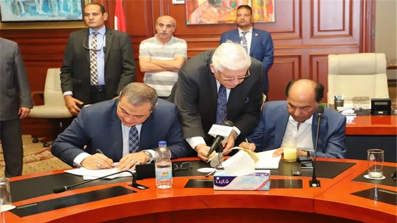 وزير القوي العاملة ورئيس اتحاد المستثمرين يوقعان اتفاقية عمل جماعية بصرف علاوة 10% للقطاع الخاص