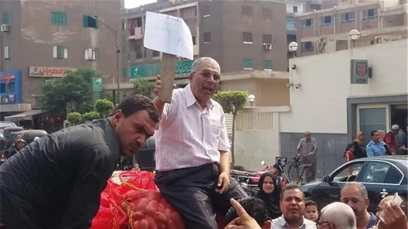 بالصور.. رئيس مركز ومدينة ميت غمر يعتلي سيارة بطاطس لبيعها للمواطن بسعر مخفض