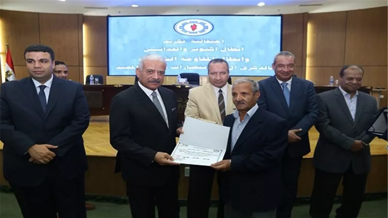 محافظ السويس يكرم رجال المقاومة الشعبية وأعضاء منظمة سيناء العربية