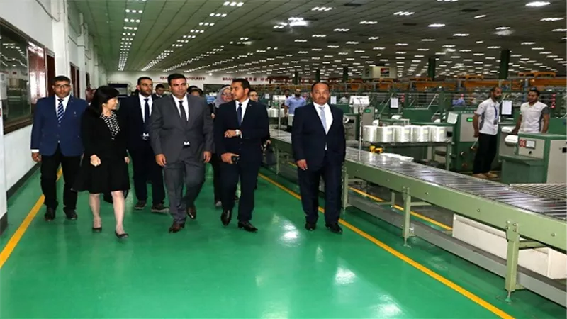  نائب محافظ السويس والقنصل الصينى  فى جولة تفقدية بمصنع جوشي مصر للفايبر