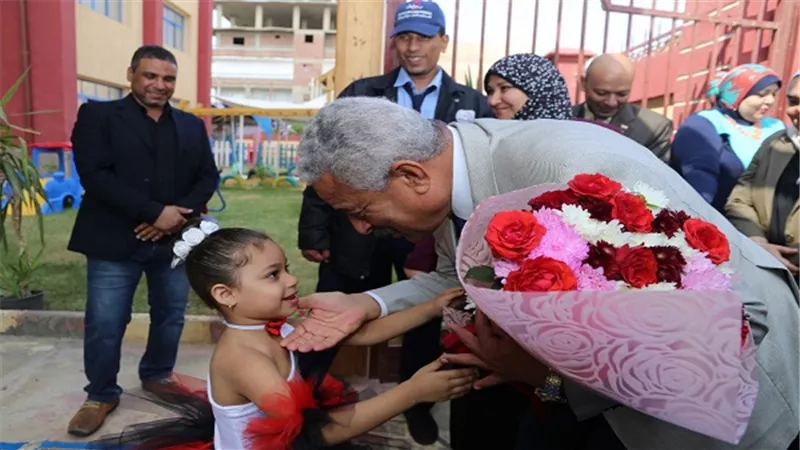  بالصور.. محافظ السويس يشيد بنجاح التجربة  التعليمية بالمدرسة المصرية ـ اليابانية