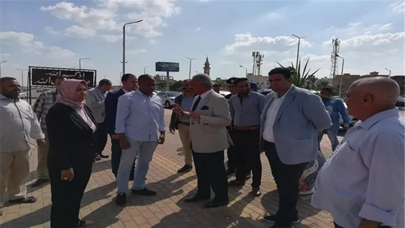 صقر يتفقد تطوير الأرصفة والمسطحات الخضراء بطريق مصر ـ السويس