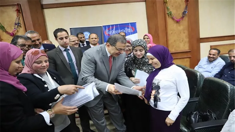 وزير القوي العاملة يسلم 120 عقد عمل لذوي الاحتياجات الخاصة 