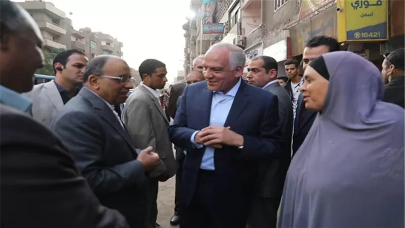 وزير التنمية المحلية ومحافظ الجيزة يتفقدان المحاور المرورية الجارى تطويرها بالمحافظة