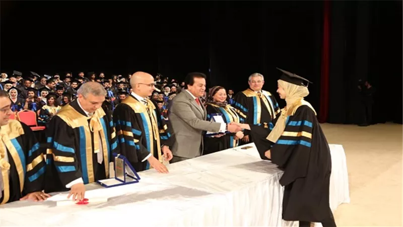 وزير التعليم العالى يشارك فى حفل تخرج دفعة جديدة من طلاب طب الأسنان بجامعة عين شمس