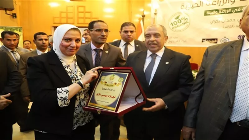 وزير الزراعة يكرم عددا من علماء البحث العلمي الزراعى