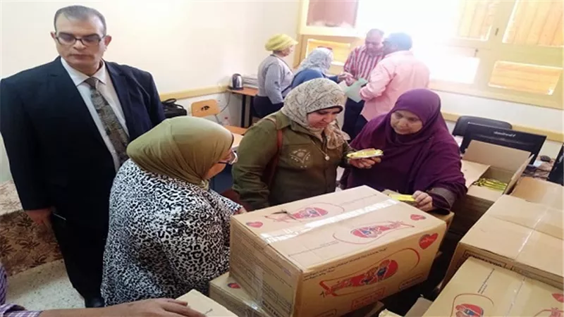 مدير التعليم فى جولة تفقدية لمتابعة توزيع تغذية البسكويت المدرسي بالسويس