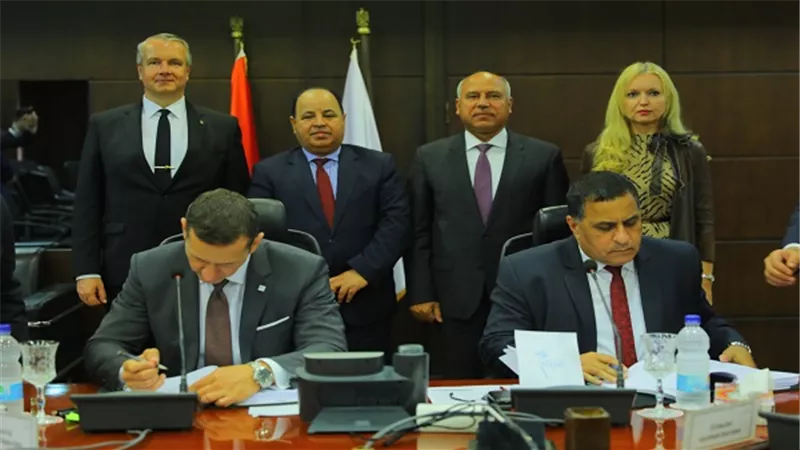 وزيرا النقل والمالية يشهدان توقيع اتفاقية التمويل الخاصة بعقد توريد وتصنيع 1300 عربة سكة حديد جديدة للركاب