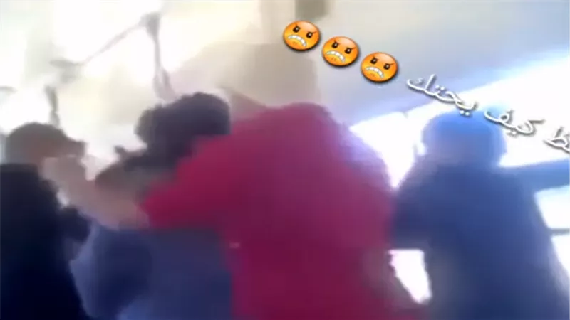 شاهد| تحرش في أتوبيس نقل عام.. والطريقة ذكية 