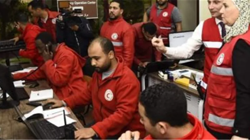 الهلال الأحمر يوزع بطاطين ومساعدات غذائية على أهالى الزرايب بـ15 مايو