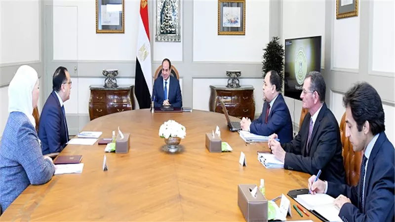 الرئيس السيسي يجتمع مع رئيس الوزراء ووزير المالية ووزيرة التضامن الاجتماعي