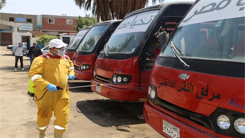 تعقيم وتطهير سيارات مرفق النقل الداخلي بمحافظة السويس