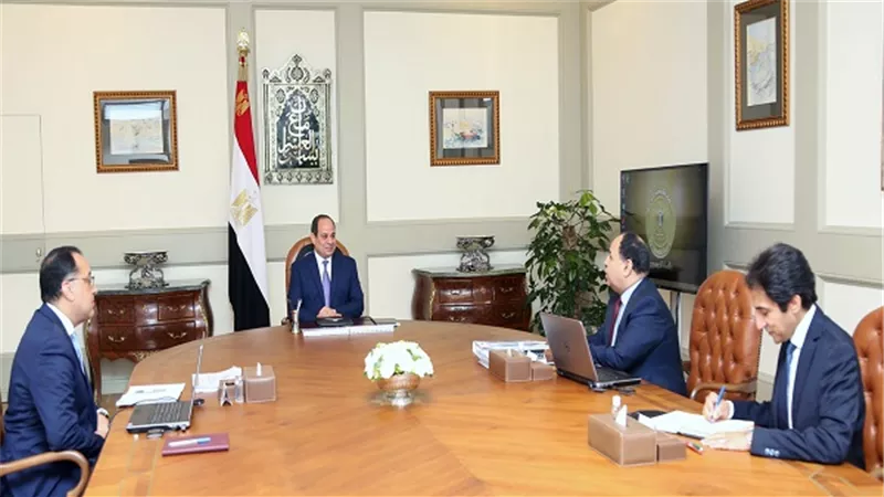 الرئيس السيسي يجتمع مع رئيس الوزراء ووزير المالية