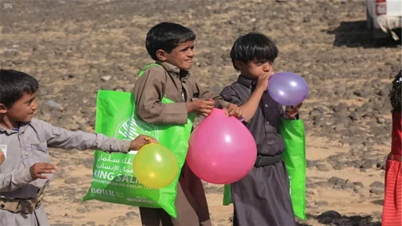 مركز الملك سلمان للإغاثة يوزع كسوة العيد للأطفال الأيتام والنازحين بمحافظات اليمن