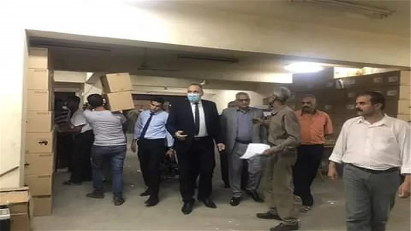 مدير تعليم القاهرة يتابع تسليم أجهزة التابلت للادارات التعليمية 