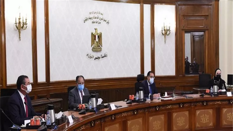 مدبولي: اجتماع شهري لمتابعة موقف مبادرة إحلال السيارات المتقادمة للعمل بالغاز الطبيعي