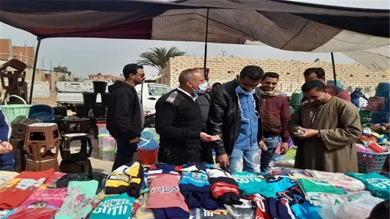 تحصيل المتأخرات المالية المتراكمة علي أصحاب المحلات بالسويس 