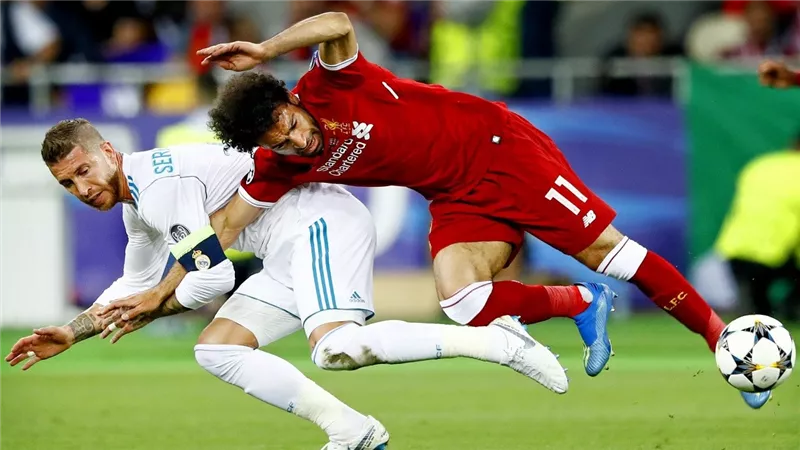 روبيرتو كارلوس مازحا: محمد صلاح لن يقترب من راموس