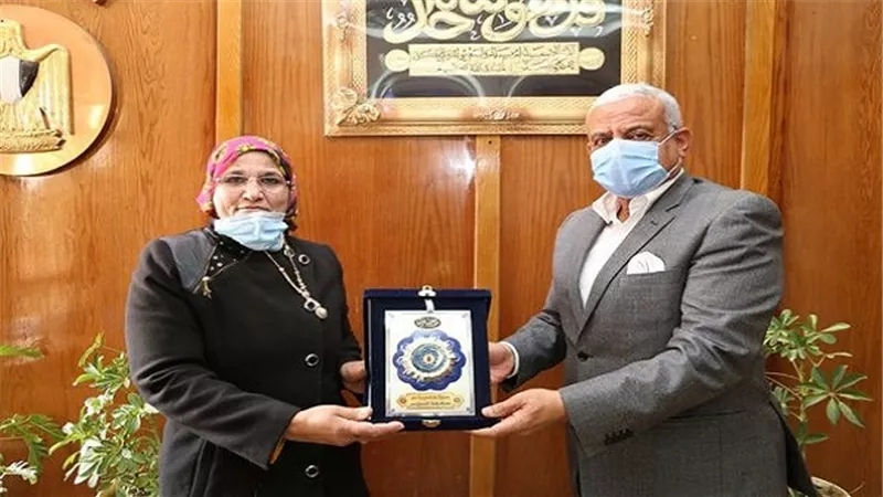 محافظ السويس يكرم وفاء بيومي لتسلمها العمل كمدير للمالية بالشرقية 