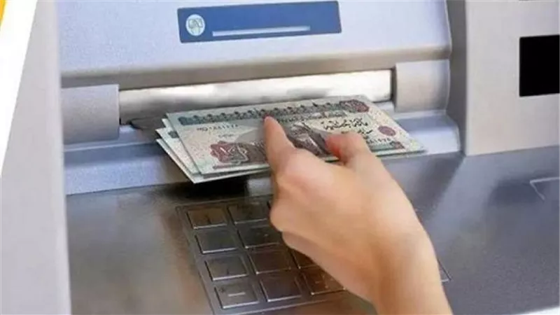المالية تكشف حقيقة دفع ٥ جنيهات على كل عملية سحب ٥٠٠ جنيه