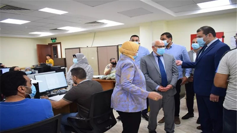 محافظ بورسعيد ونائب وزير المالية يشيدان بسير العمل داخل مبنى هيئات التأمين الصحى الشامل