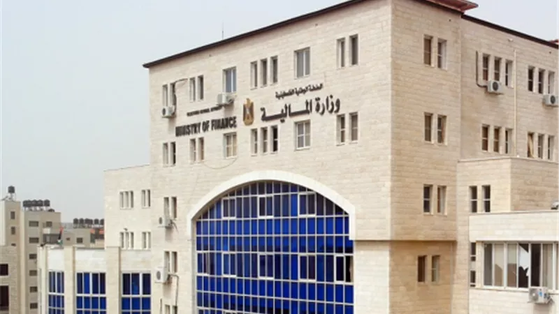 في غزة.. المرتب علي أجزاء