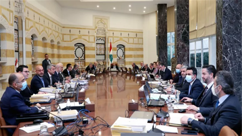 حكومة لبنان توافق على زيادات للموظفين 