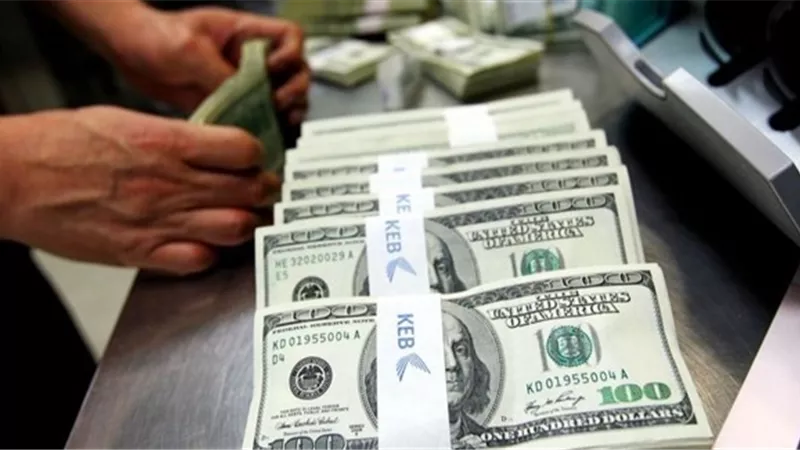 الدولار يقترب من أكبر مكسب أسبوعي في 7 أشهر