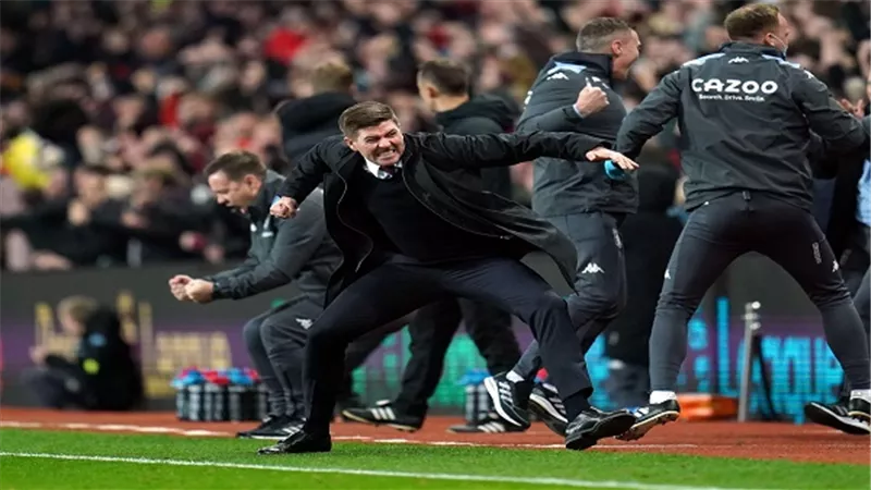 جيرارد.. فرصة لنجم ليفربول لمنح الدوري الإنجليزي للريدز