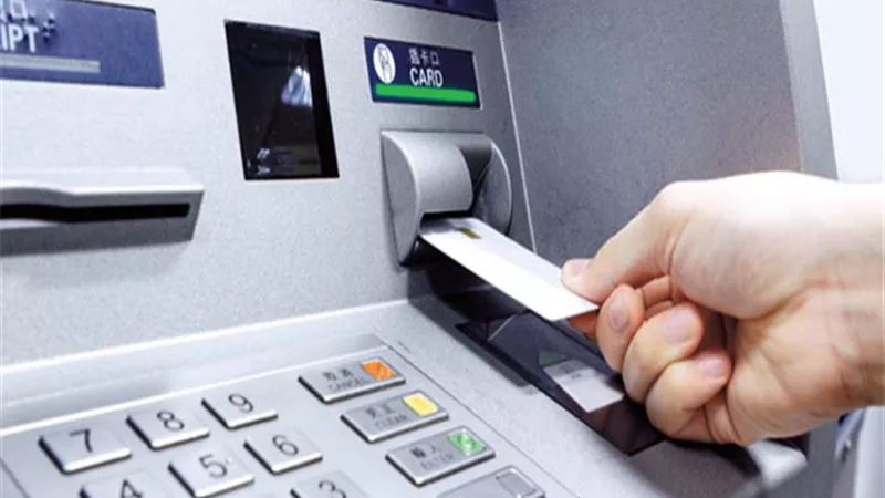 قصة صرف ماكينة ATM أموال ضخمة بالخطأ للمواطنين