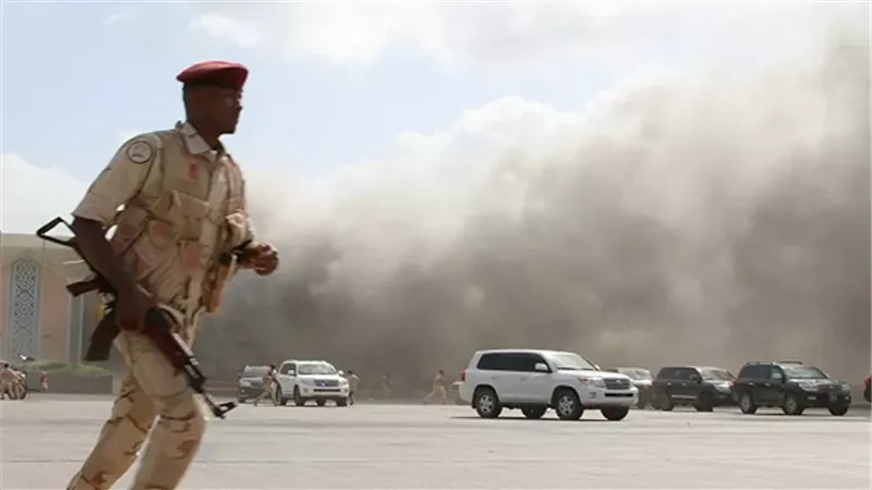 مصرع 5 أشخاص وإصابة 20 آخرين إثر انفجار قنبلة وسط عدن