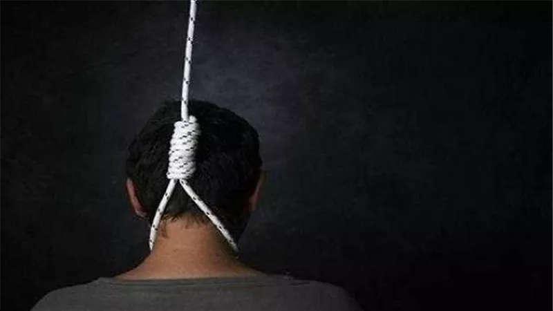 بسبب الديون..شاب ينهي حياته داخل داندي مول معلقًا بالسقف