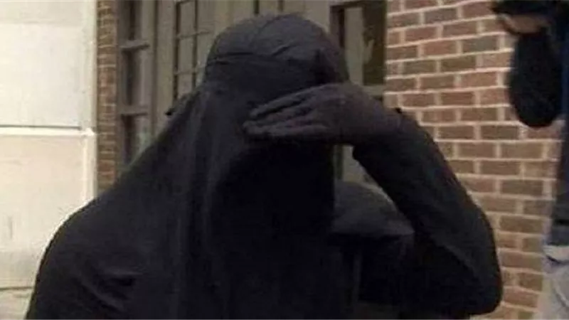 بسبب زوجته..عامل يرتدي النقاب والأهالي تضبطه