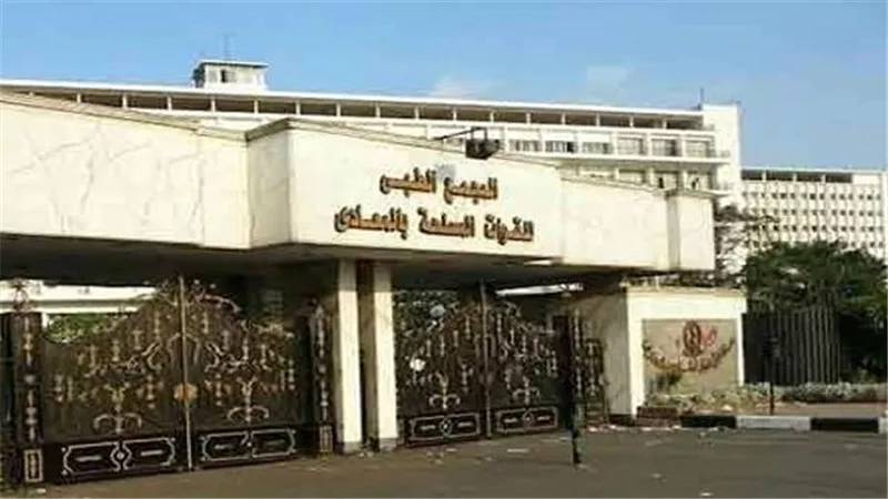 خبير عالمى فى أمراض الجهاز الهضمى والمناظير  بالمجمع الطبى للقوات المسلحة بالمعادى