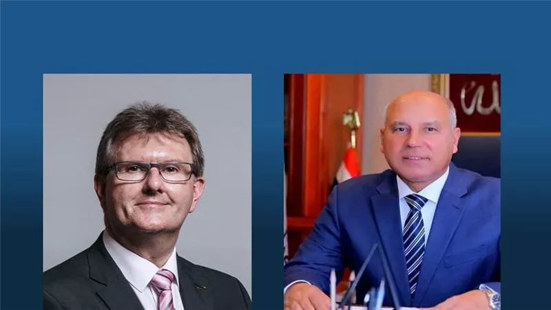 وزير النقل يلتقى مع ممثل رئيس الوزراء البريطانى للتجارة مع مصر 